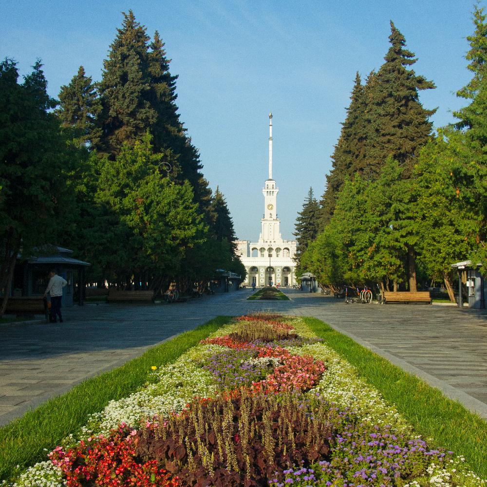 Выполнение работ по озеленению на территории Северного речного вокзала.