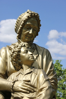 Памятник Марии Алексеевне Ганнибал и Александру Пушкину
