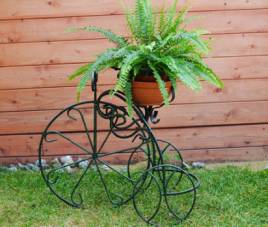 Оригинальное кашпо в саду - это чудо!