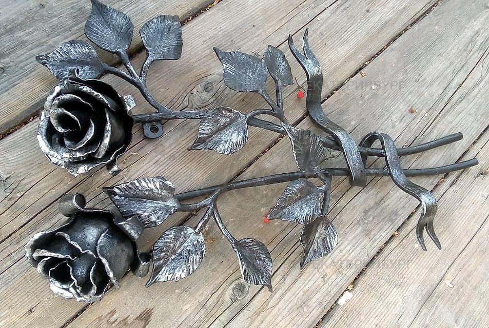 Роза с двумя бутонами