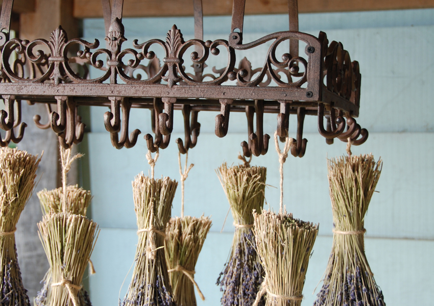 Крючки  на подвесном  декоре с потолочным крепежем для аксессуаров и сушки трав КВ 08