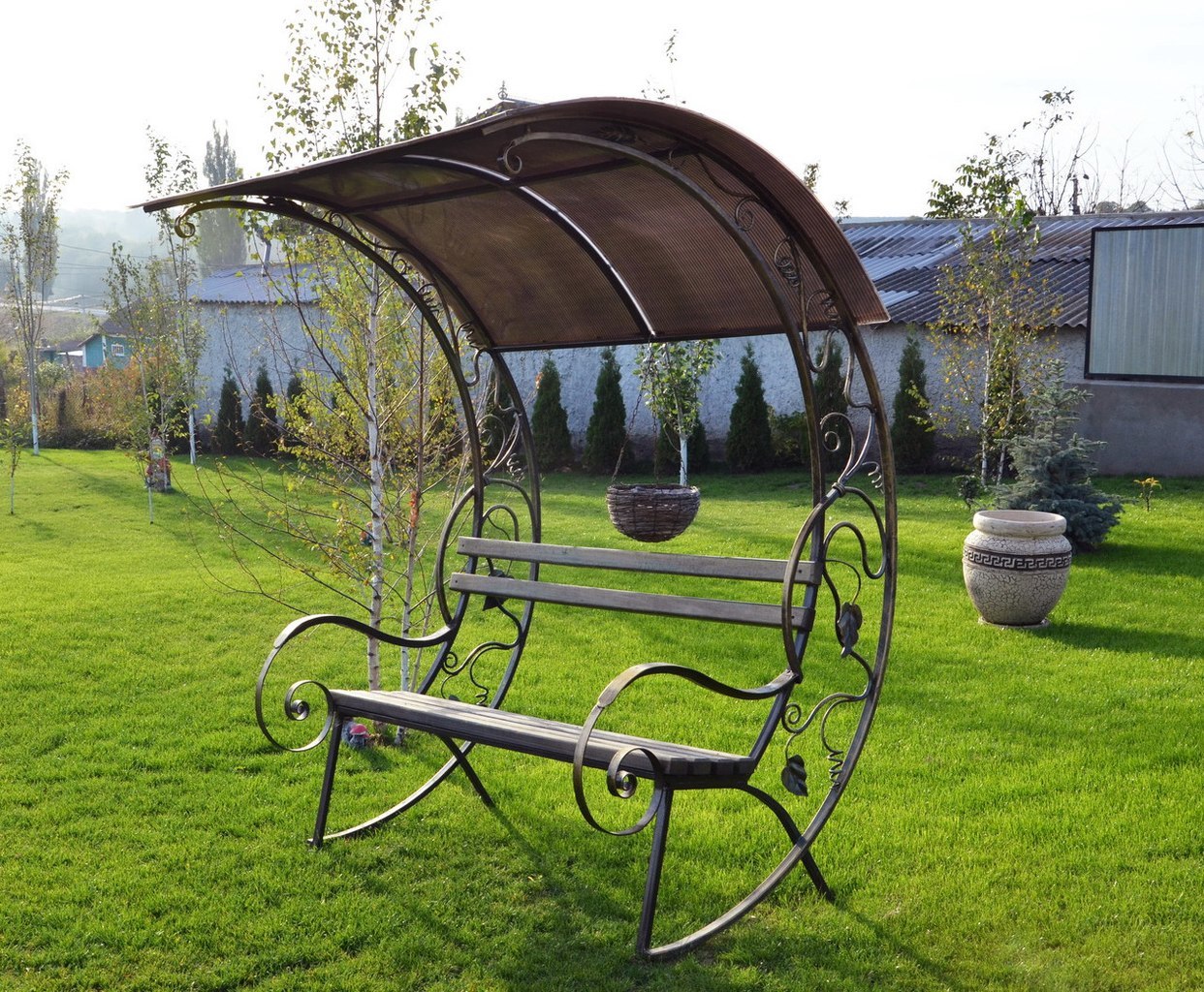 Скамья Эвелина под крышей