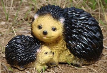 Фигура садовая Ежиха с ежонком H-13