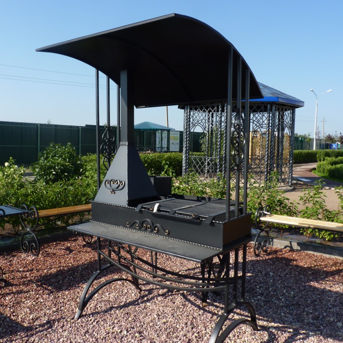 Мангал с крышей и трубой