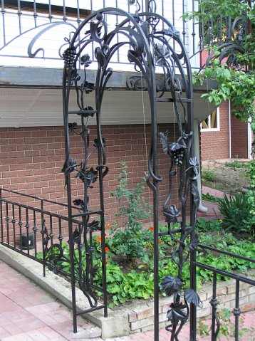 Пергола кованая с фонарем