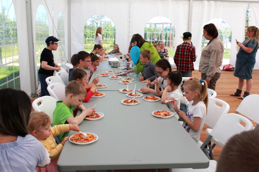 Дети едят пиццу на празднике в садовом центре Южный