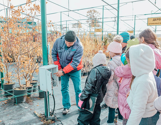 Фотоальбом Экскурсия для школьников по садовому центру октябрь 2018 виталий индолов показывает электрический щиток