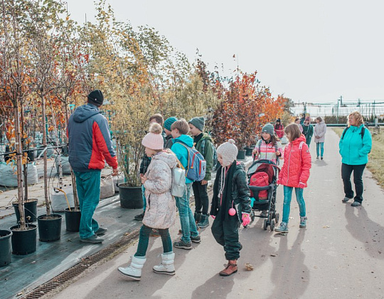 Фотоальбом Экскурсия для школьников по садовому центру октябрь 2018 виталий рассказывает детям про капельный полив