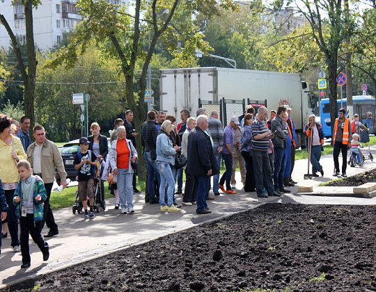 Благоустройство территории возле памятника в Южном Чертаново г. Москва – Южный Интерес у людей к работам садового центра Южный