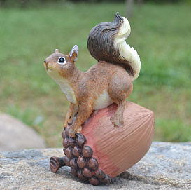 Фигура садовая Белка на орехе 