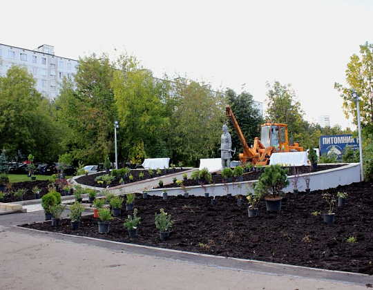 Благоустройство территории возле памятника в Южном Чертаново г. Москва – Южный Расстановка растений