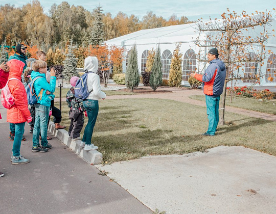 Фотоальбом Экскурсия для школьников по садовому центру октябрь 2018 дети в южном (2)