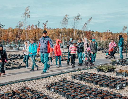 Фотоальбом Экскурсия для школьников по садовому центру октябрь 2018 дети на контейнерной площадке садового центра южный