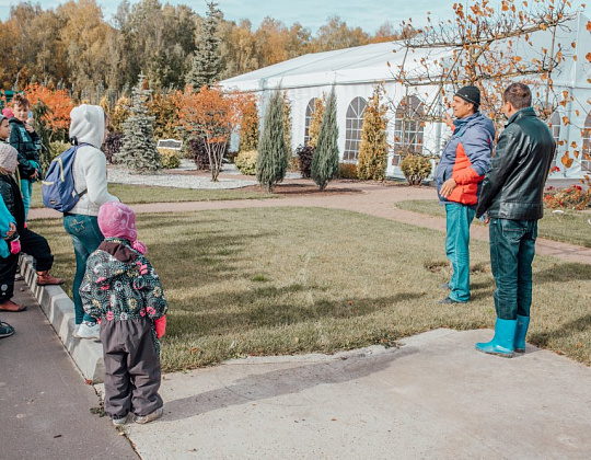 Фотоальбом Экскурсия для школьников по садовому центру октябрь 2018 рассказ про формование деревьев