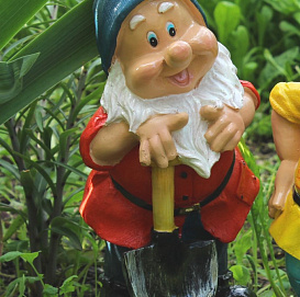 Фигура садовая Гном с лопатой 
