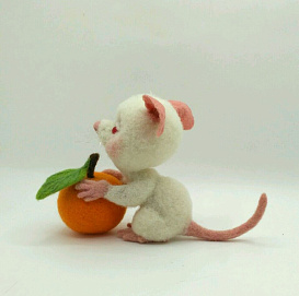 Фигура садовая Крысенок с мандарином 