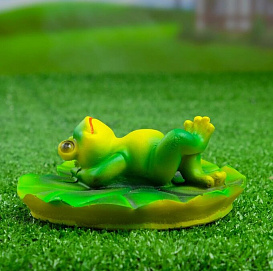Фигура садовая Лягушка на спине 