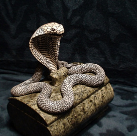 Фигура садовая Змея на сундуке 