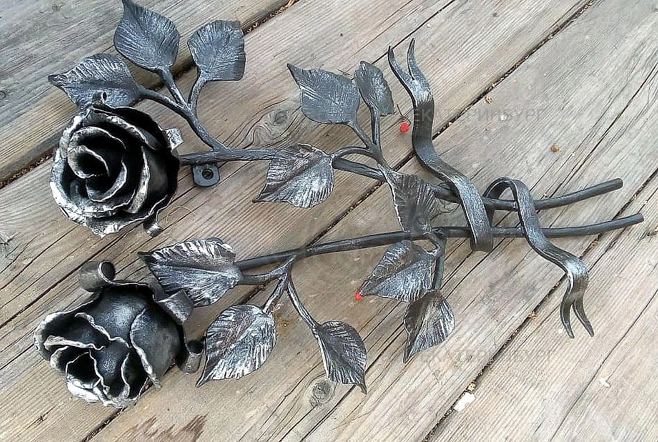 Роза с двумя бутонами