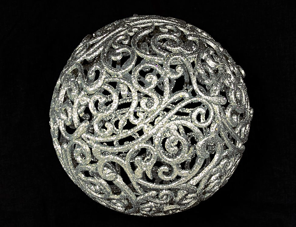 Шар ажурный СНЕЖНЫЕ ИСКОРКИ, серебряный с глиттером, 200 мм, Морозко