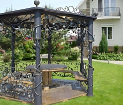 Беседка шестигранная с лозой