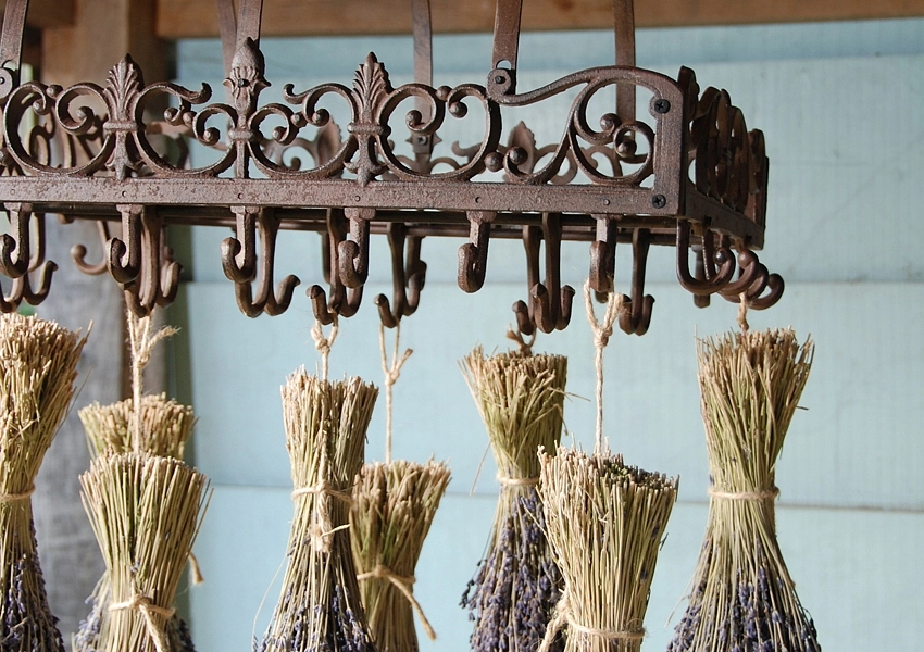 Крючки  на подвесном  декоре с потолочным крепежем для аксессуаров и сушки трав КВ 08