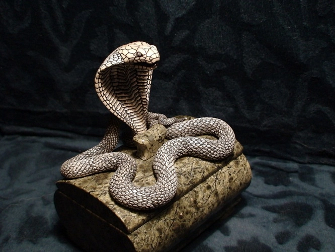 Фигура садовая Змея на сундуке 