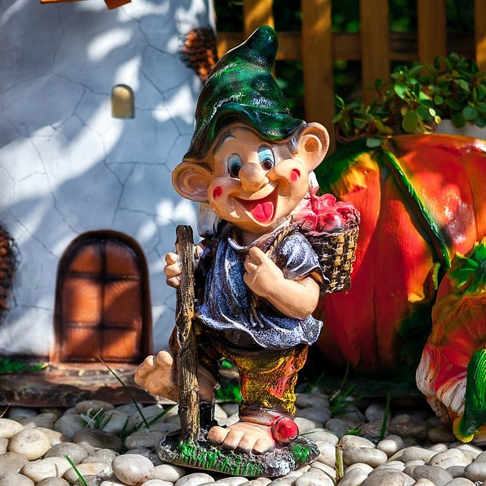 Фигура садовая Гном корзинка  