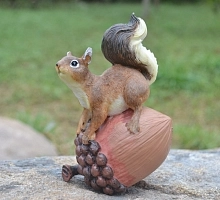 Фигура садовая Белка на орехе 