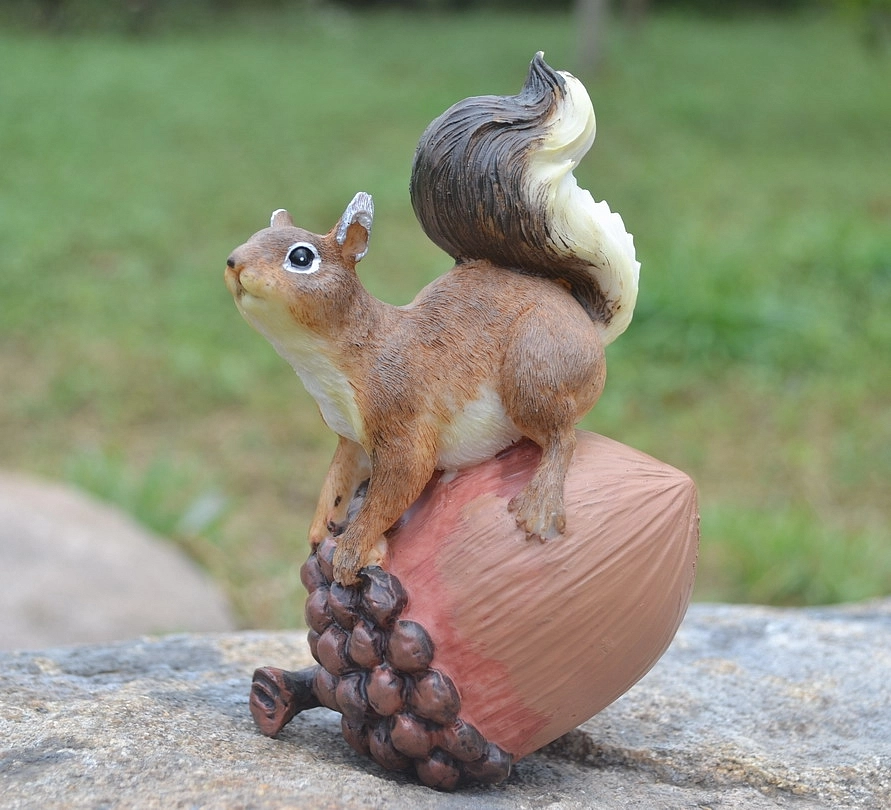 Фигура садовая Белка на орехе 