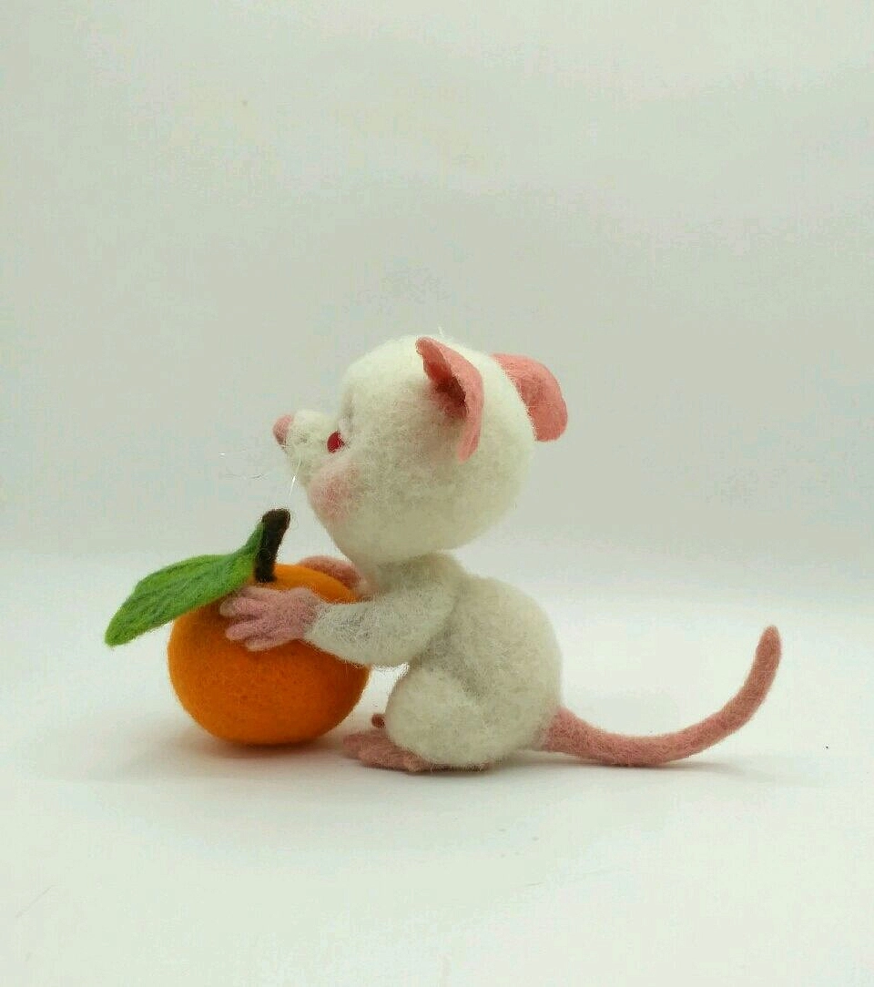 Фигура садовая Крысенок с мандарином 