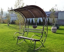 Скамья Эвелина под крышей