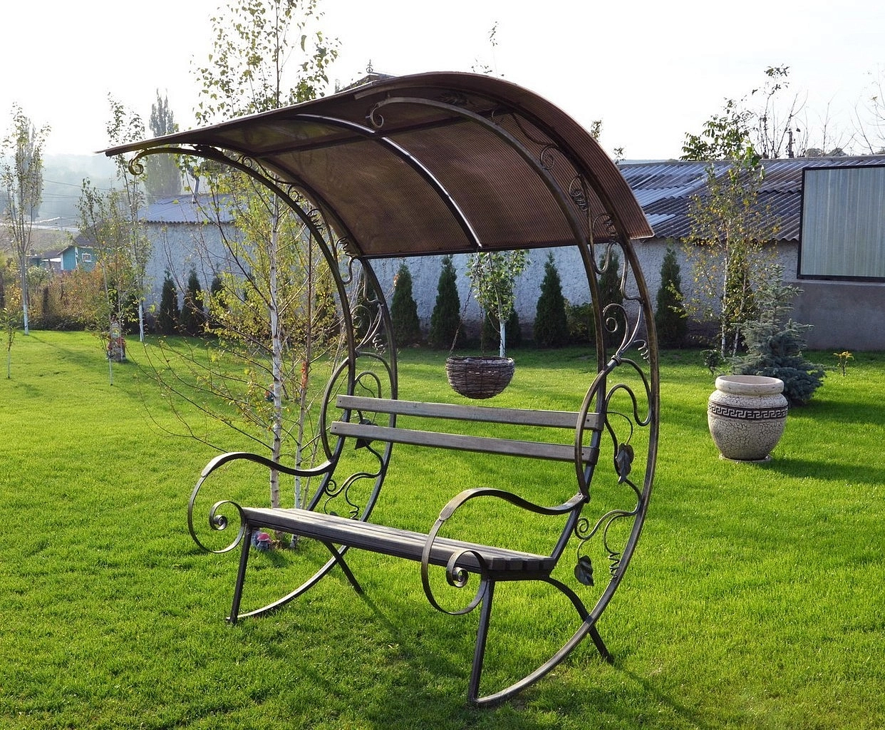 Скамья Эвелина под крышей