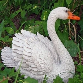 Лебедь садовая фигура