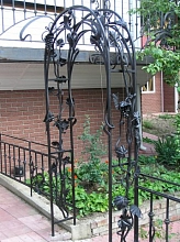 Пергола кованая с фонарем